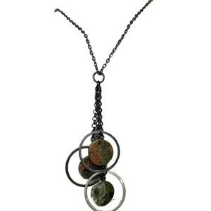 Women’s Red Green Swirl Gunmetal Circle Dangle Pendant Lariat Vintage Necklace
